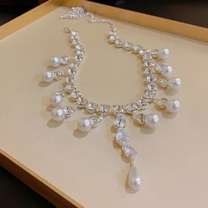 Vue détaillée d'un collier de luxe français avec gouttes en zircon et perles chic
