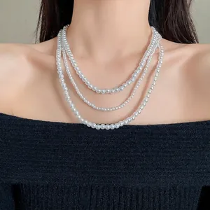 Elegante collana di perle multistrato francese per donna indossata con vestito nero