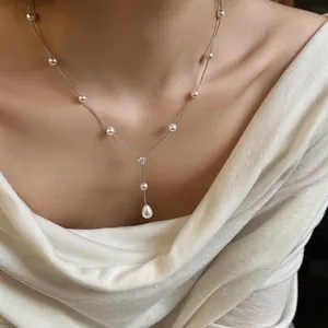 Detailansicht einer eleganten Halskette mit Zirkonia-Blume und Tropfenperle