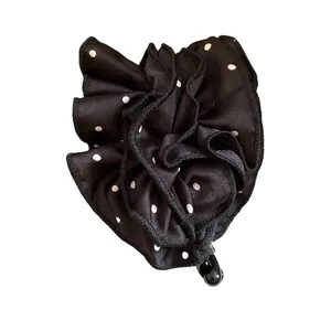 Elegante fermaglio per capelli a fiore pieghettato a pois neri e bianchi da donna