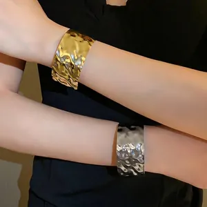 Elegante bracciale rigido in metallo martellato irregolare in oro e argento da donna