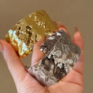Eleganti bracciali a polsino in metallo con pieghe irregolari in oro e argento