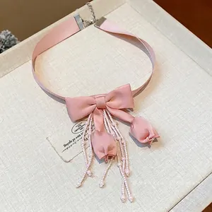 Elegante collana girocollo rosa con fiocco, nappe di perline e ciondoli a tulipano