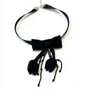 Choker elegante in tessuto nero con fiocco e nappe a tulipano di perline