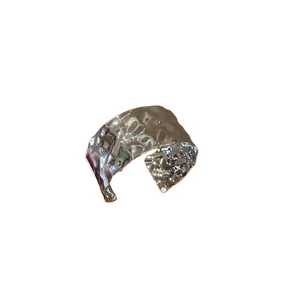 Bracciale rigido in metallo argentato stropicciato irregolare dal design aperto