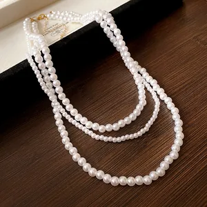 Dettaglio ravvicinato di un'elegante collana di perle finte con finitura lucida