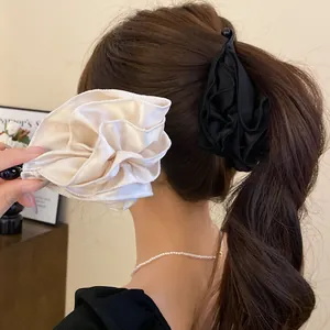 Eleganti fermagli per capelli in tessuto a fiori plissettati in nero e beige crema