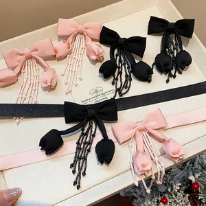 Set di gioielli con fiocco in tessuto, orecchini a nappa e choker in rosa e nero