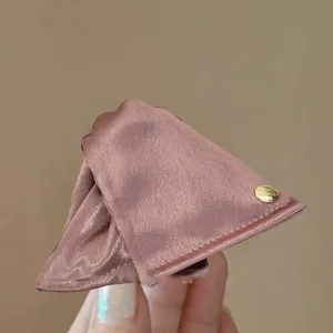 Elegante pinza per capelli triangolare in raso rosa cipria con dettaglio in metallo oro