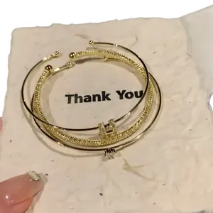 Elegante set di bracciali aperti placcati in oro con ciondolo a lettera H in zircone per donna