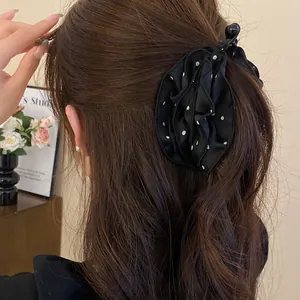 Elegante pinza per capelli in tessuto nero a pois bianchi con design a fiore increspato