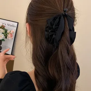 Elegante clip per capelli a fiore in tessuto nero plissettato per capelli lunghi e mossi