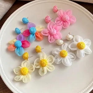 Elegantes pendientes colgantes de rafia y gasa hechos a mano para un dulce estilo vacacional