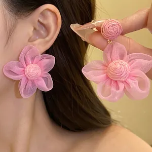Pendientes de flores de rafia y gasa rosa con agujas de plata para las vacaciones