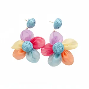 Pendientes colgantes de flores de rafia y gasa en tonos pastel para un look dulce.
