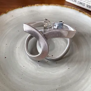 Brazalete de serpiente elástico plateado minimalista con una textura metálica única
