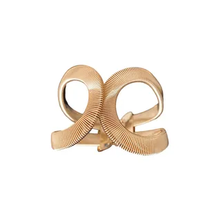 Elegante brazalete elástico cruzado de serpiente dorada con textura acanalada