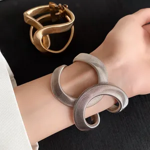 Brazaletes elásticos estilo serpiente plata y oro con un diseño cruzado elegante