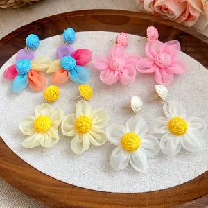 Pendientes de flores de rafia y gasa disponibles en cuatro colores de temporada