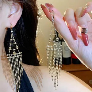 Elegantes pendientes colgantes geométricos dorados con detalles de circón en modelo