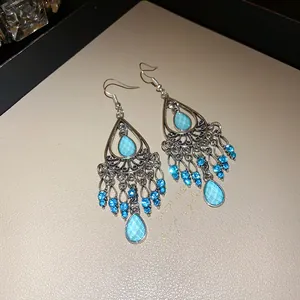 Orecchini vintage in stile bohémien con pietre a goccia blu e brillanti strass