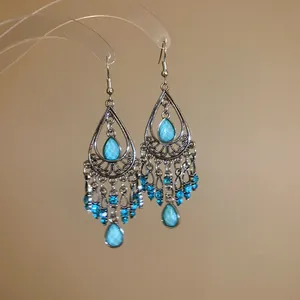 Orecchini pendenti vintage stile bohémien con strass blu chiaro e nappe per donne.