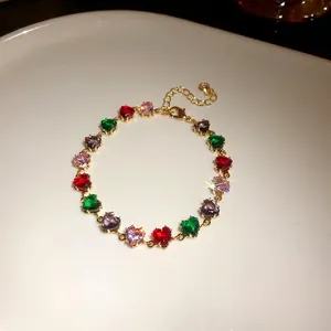 Élégant bracelet plaqué or orné de pierres de zircon colorées en forme de cœur sur plateau