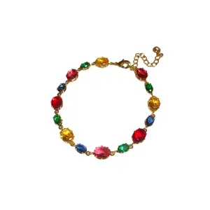 Bracelet élégant plaqué or orné d'un cercle de zircons ovales aux couleurs vives.