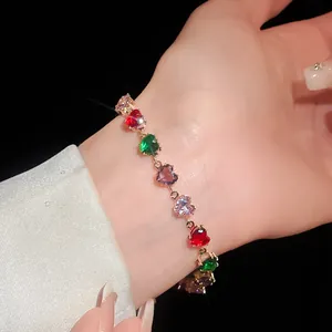 Gros plan d'un bracelet élégant en zircone en forme de cœur porté au poignet d'une femme
