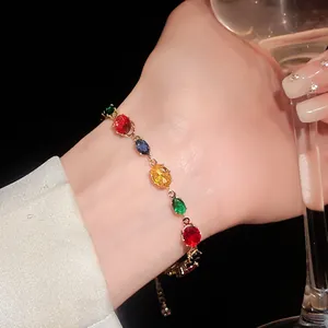 Détail macro d'un élégant bracelet avec des zircons colorés de taille ovale.