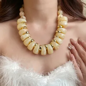 Collar de moda de acrílico amarillo crema con cuentas irregulares y anillos dorados