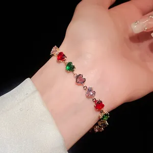 Vue détaillée d'un bracelet en zircon multicolore en forme de cœur sur un poignet