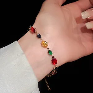 Vue détaillée d'un bracelet en or de luxe avec des zircons ovales multicolores