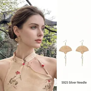 Gros plan de boucles d'oreilles chinoises avec crochets en argent S925 et perles