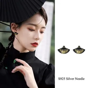 Vue détaillée de boucles d'oreilles en forme d'éventail de style chinois, aiguilles S925