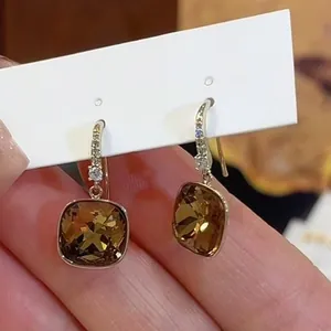 Eleganti orecchini a gancio quadrati placcati oro con zirconi color champagne