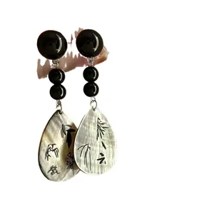 Élégantes boucles d'oreilles de style néo-chinois avec pendentifs en nacre et perles.
