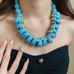 Vista detallada de un moderno collar de cuentas de acrílico jaspeado azul y oro