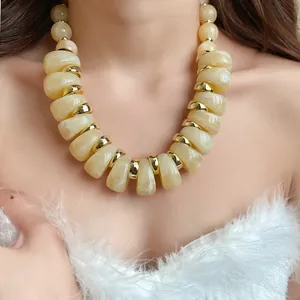 Collar de cuentas de acrílico con espaciadores dorados en cuello