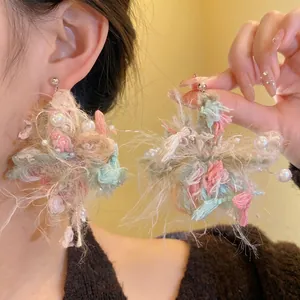 Pendientes de flores de lana hechos a mano con perlas para un estilo romántico