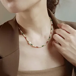 Collar de perlas de concha de colores hecho a mano usado por una modelo con una chaqueta