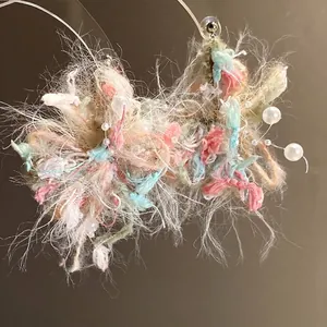 Pendientes de flores de lana hechos a mano con perlas y postes de plata para mujeres