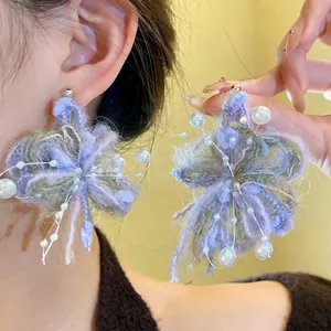 Pendientes de flores de lana púrpura dulce con perlas y agujas de plata para mujeres