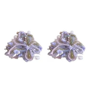 Pendientes de flores de hilo lavanda hechos a mano con detalles de perlas blancas.