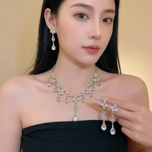 Parure de bijoux étincelante avec collier à feuilles en strass et pompon goutte d'eau