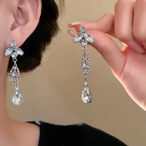Boucles d'oreilles pampilles gouttes d'eau argentées avec strass feuilles pour femme