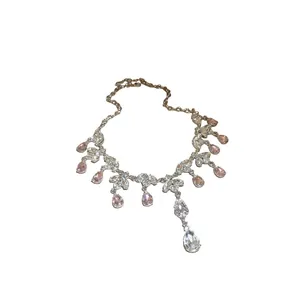Élégant collier argenté avec des feuilles en cristal rose et des gouttes d'eau
