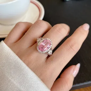 Elegante anello con zircone rosa ovale e halo di cristalli per un look raffinato