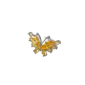 Elegante anello aperto in argento con uno scintillante design a farfalla in zircone giallo