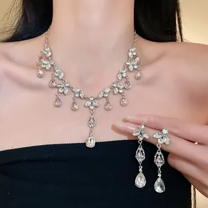 Ensemble de bijoux argentés avec détails de feuilles en cristal et pampilles